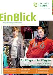 Zwei Personen stehen in einem Secondhand-Laden zwischen Kleiderständern.