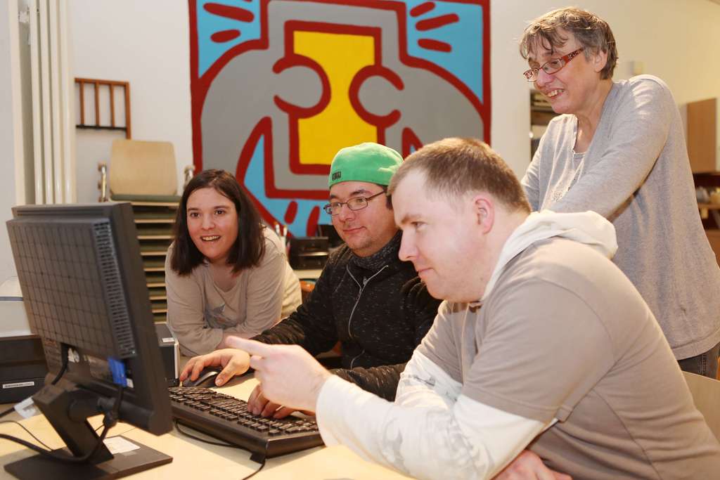 Menschen beim gemeinsamen Arbeiten am Computer