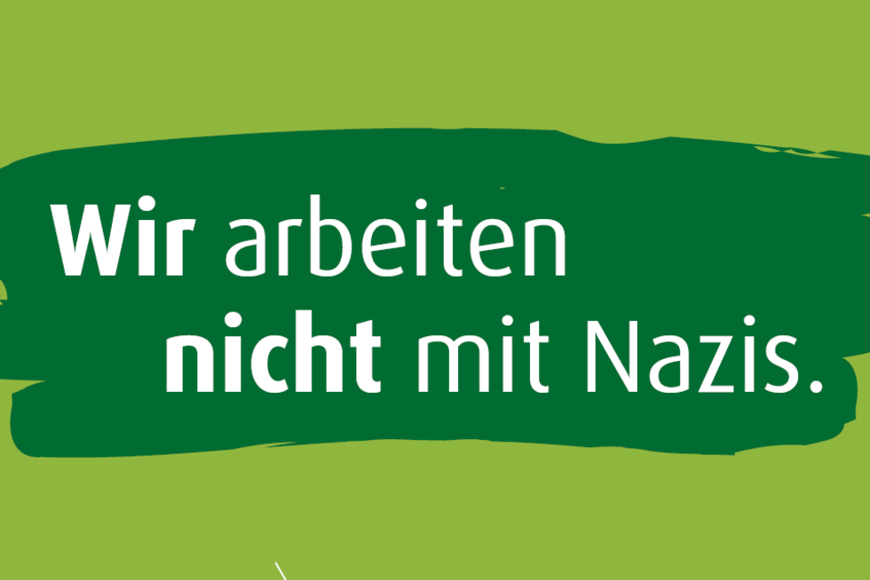 Weißer Text „Wir arbeiten nicht mit Nazis.“ auf grünem Hintergrund.