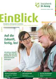 Zwei Personen sitzen nebeneinander an einem Tisch und unterhalten sich.