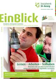Zwei Personen arbeiten gemeinsam, eine Person hält einen Akkuschrauber an ein weißes Objekt.