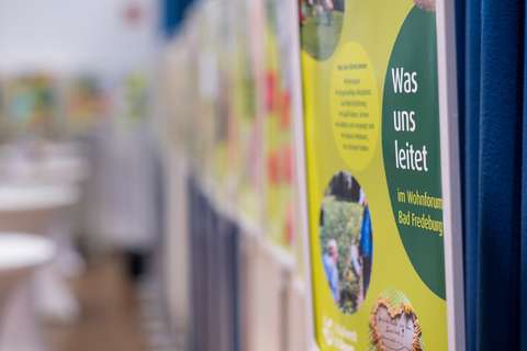 Ein Plakat mit der Aufschrift „Was uns leitet im Wohnforum Bad Fredeburg“ hängt an einer Wand, daneben sind weitere Plakate zu sehen.